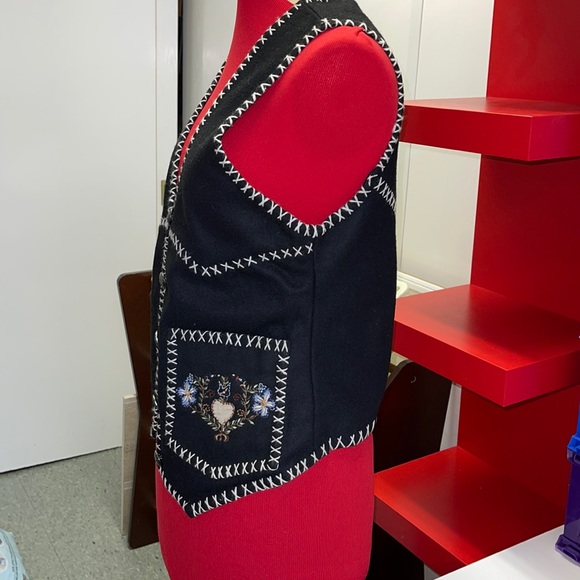 Vest - Picture 3 of 4